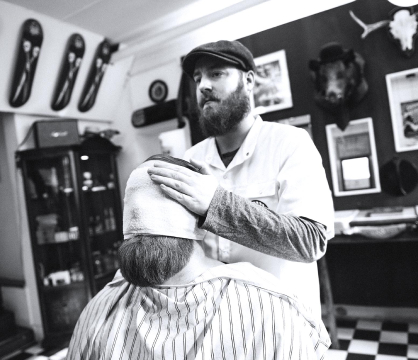 Barber worker doing his gob!